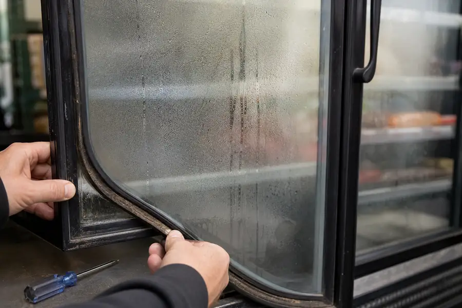 Fogging and Sweating Glass Display Doors: What the Seal Has to Do With It