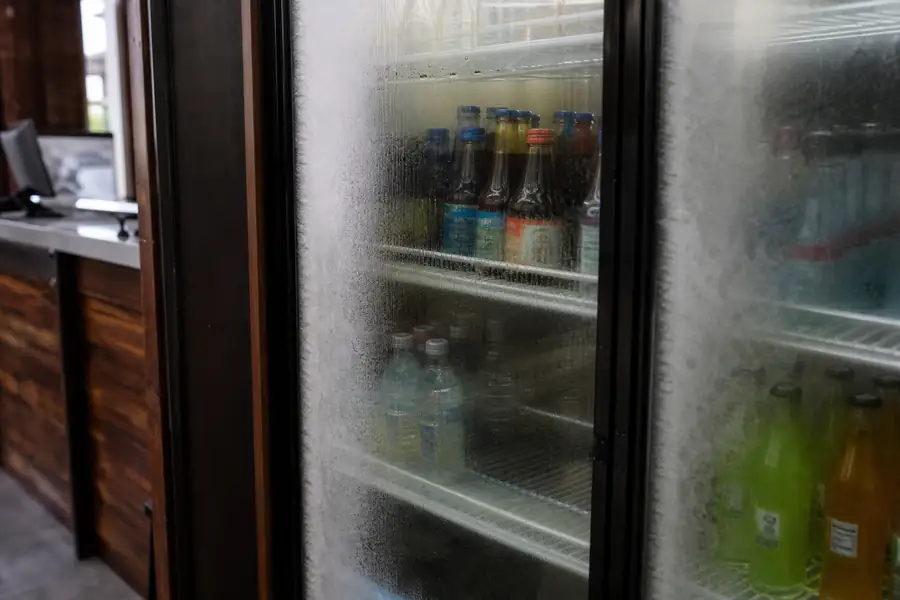 Fogging and Sweating Glass Display Doors: What the Seal Has to Do With It