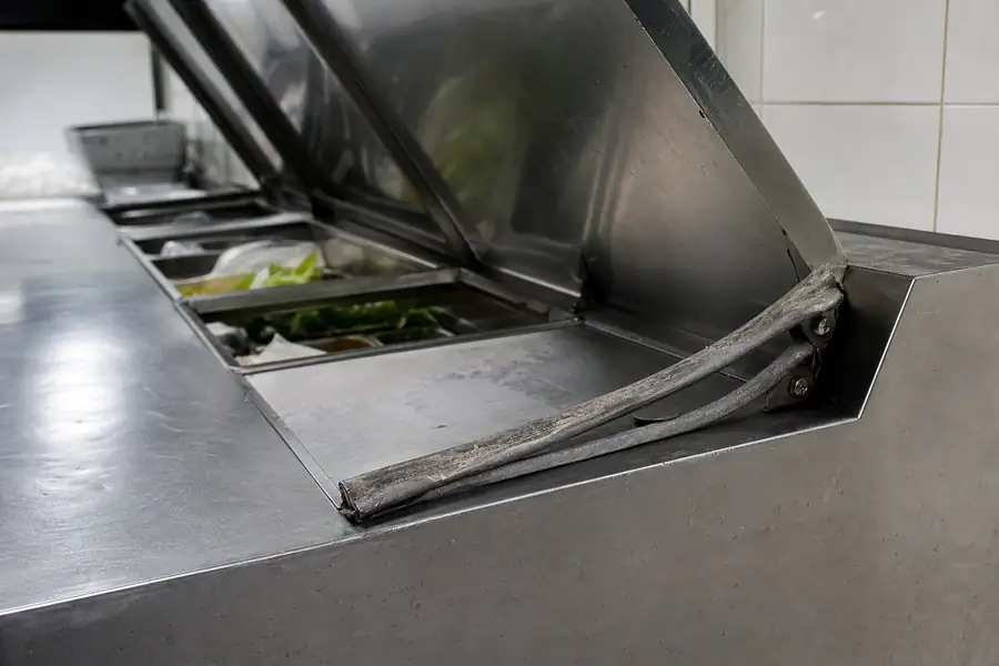 Prep Table Lids and Base Doors That Will Not Hold Temperature